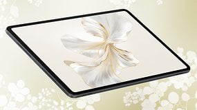 Ein schlanker Tablet, der ein künstlerisches Design mit fließenden Linien und sanften Farben zeigt.