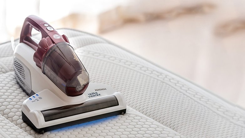 Ein Hoover Ultra Vortex Staubsauger auf einer gesteppten Matratze. Ein Hoover Ultra Vortex Staubsauger auf einer gesteppten Matratze.