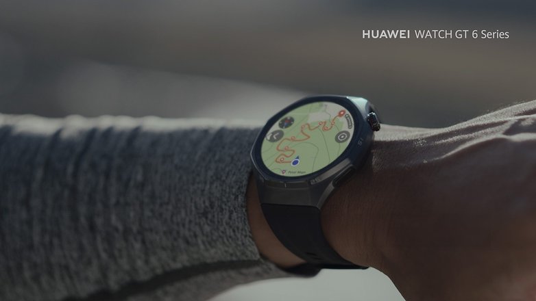 Nahaufnahme einer HUAWEI WATCH GT 6 am Handgelenk, die eine Karte auf dem Bildschirm anzeigt. Nahaufnahme einer HUAWEI WATCH GT 6 am Handgelenk, die eine Karte auf dem Bildschirm anzeigt.