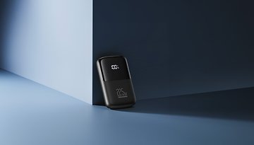 Eine schwarze INIU-Powerbank mit digitalem Display, das '22,5W' anzeigt, vor einer blauen Wand.