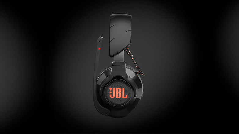 JBL Quantum 610 kabelloses Gaming-Headset mit schwarzem Design und auffälligem JBL-Logo. JBL Quantum 610 kabelloses Gaming-Headset mit schwarzem Design und auffälligem JBL-Logo.