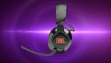 JBL Quantum 610 Gaming-Headset mit elegantem Design auf lila Hintergrund.
