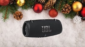 Ein JBL Xtreme 3 tragbarer Lautsprecher umgeben von festlichen Weihnachtsdekorationen.