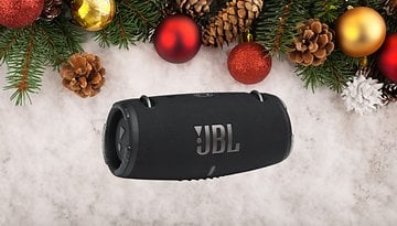 Ein JBL Xtreme 3 tragbarer Lautsprecher umgeben von festlichen Weihnachtsdekorationen.