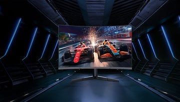 Gaming-Monitor mit gekrümmtem Bildschirm, der Rennwagen auf einer Strecke mit dynamischer Beleuchtung zeigt.