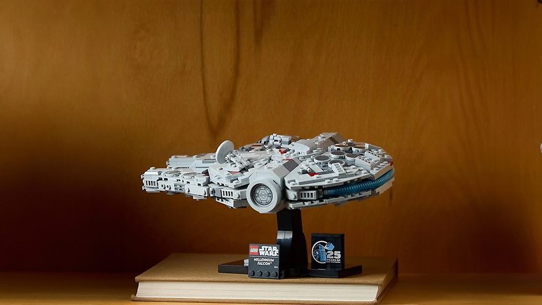 LEGO-Modell des Millennium Falcon aus Star Wars auf einem Präsentationsstand.