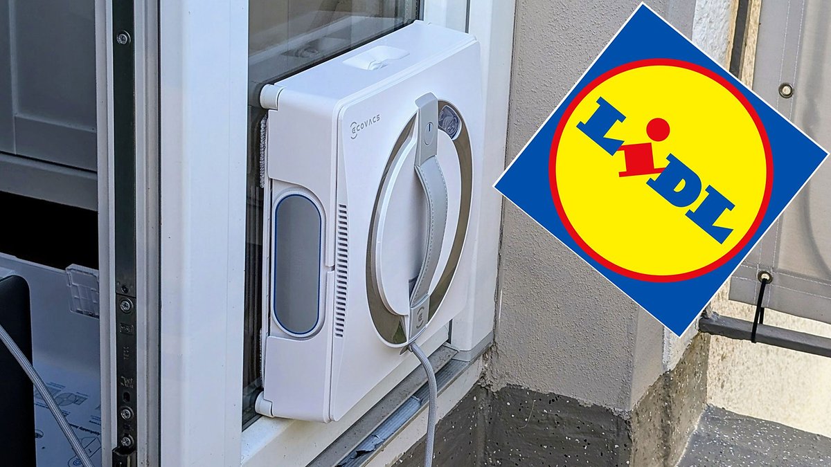 Ein Fensterputzroboter von Ecovacs ist am Fensterrahmen montiert, mit dem Lidl-Logo in der Ecke.
