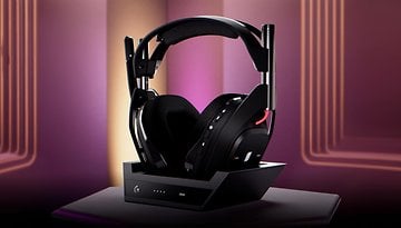 Logitech G Astro A50 Lightspeed Gaming-Headset auf einer Ladestation mit einem Farbverlauf-Hintergrund.