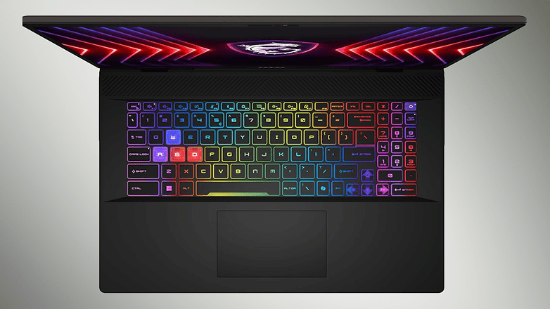 Ein MSI Sword 17 HX Laptop mit einer bunten RGB-Beleuchtung der Tastatur, von oben betrachtet.