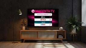 Ein Fernseher zeigt 'MAGENTA TV' mit Streaming-Optionen wie Apple TV+, Netflix und Disney+.