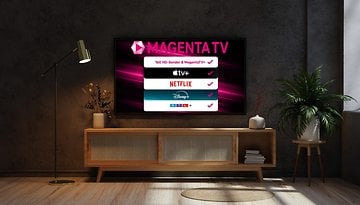 Ein Fernseher zeigt 'MAGENTA TV' mit Streaming-Optionen wie Apple TV+, Netflix und Disney+.