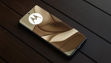Ein Motorola Edge 50 Smartphone auf einer Holzoberfläche, dessen Bildschirm ein Design und das Motorola-Logo zeigt.
