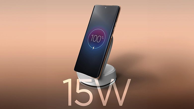 Motorola Edge 50 Smartphone auf einer Ladestation, zeigt Batteriestand bei 100% und 15W Ladeleistung. Motorola Edge 50 Smartphone auf einer Ladestation, zeigt Batteriestand bei 100% und 15W Ladeleistung.