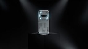 Ein weißes Smartphone mit einzigartigem Design, auf einem Podest unter einem Scheinwerfer ausgestellt.