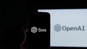 Sora-Schriftzug auf einem Smartphone vor OpenAI-Schriftzug