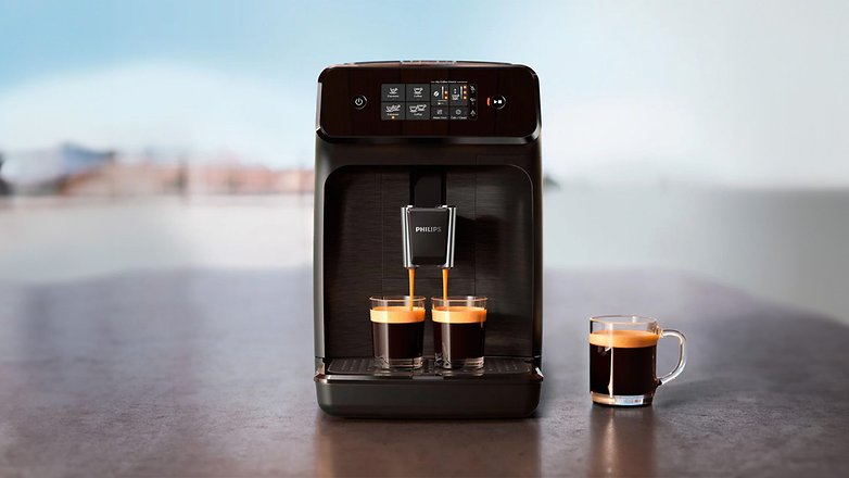 Philips EP1200 Kaffeemaschine mit drei Tassen Espresso, die ausgegeben werden.
