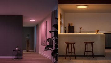 Ein moderner Flur und eine Küche, beleuchtet von Philips Hue Smart Lighting und einem eleganten Design.