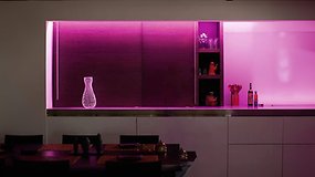 Philips Hue White and Color Ambiance Lightstrip Plus mit Erweiterung in der Küche