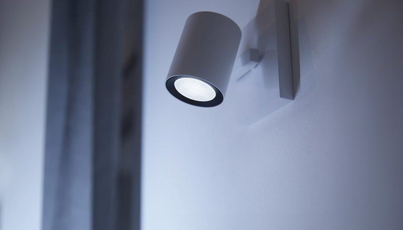 Schnell zugreifen: Philips Hue GU10 stark reduziert bei Amazon! Philips Hue White Ambiance GU10 in lamp on wall