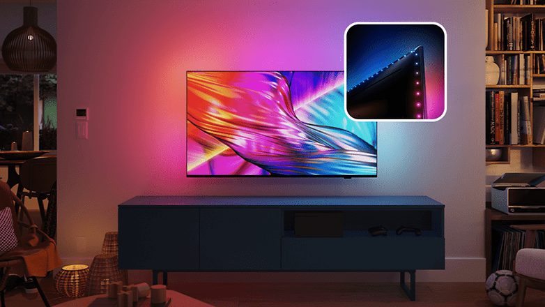 Ein Philips-Fernseher zeigt lebendige Farben in einem stilvollen Wohnzimmer mit Umgebungslicht.