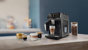 Eine Philips Serie 5500 Kaffeemaschine mit verschiedenen Kaffeegetränken auf einer Arbeitsplatte.