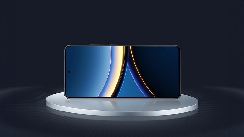 Ein Xiaomi Poco F7 Pro Smartphone, das auf einem runden Sockel vor einem dunklen Hintergrund präsentiert wird. Ein Xiaomi Poco F7 Pro Smartphone, das auf einem runden Sockel vor einem dunklen Hintergrund präsentiert wird.