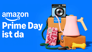Amazon Prime Day ist da, mit einem rosa Kessel, Kamera und Zubehör auf Kartons.