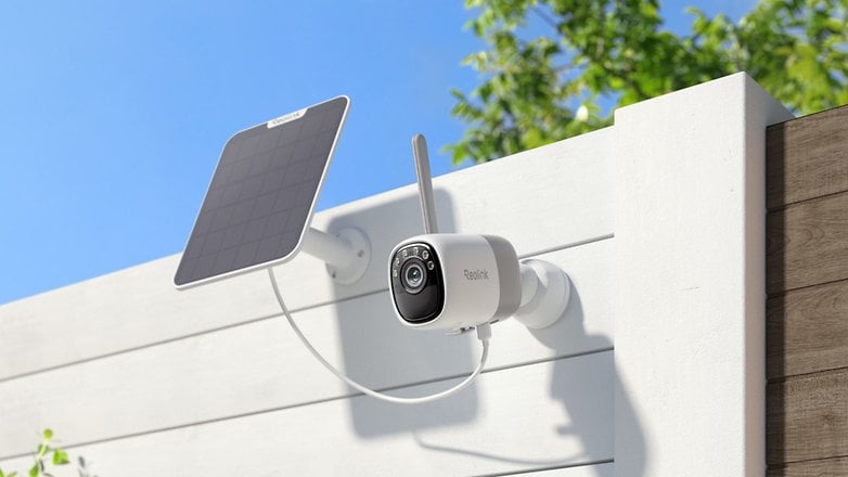 Reolink-Kamera an einem Zaun mit angeschlossenem Solarpanel.
