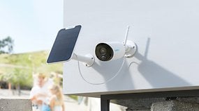Reolink Argus Eco an der Wand mit Solarpanel