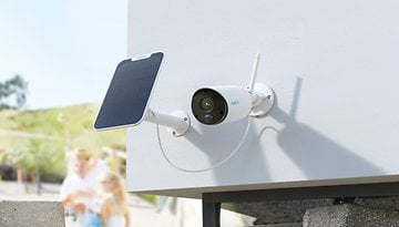 Reolink Argus Eco an der Wand mit Solarpanel