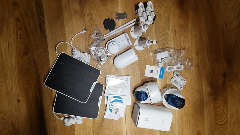 Sammlung von Reolink-Sicherheitskamera-Ausrüstung, einschließlich Kameras, Halterungen, Kabeln und Zubehör auf einer Holzoberfläche. Sammlung von Reolink-Sicherheitskamera-Ausrüstung, einschließlich Kameras, Halterungen, Kabeln und Zubehör auf einer Holzoberfläche.