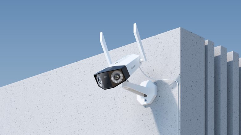 Reolink Duo 3 WiFi Überwachungskamera, die an einer Wand montiert ist, mit zwei Linsen und Antennen.