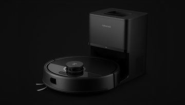 Roborock Q7 L5 Plus Saugroboter mit Ladestation auf schwarzem Hintergrund.