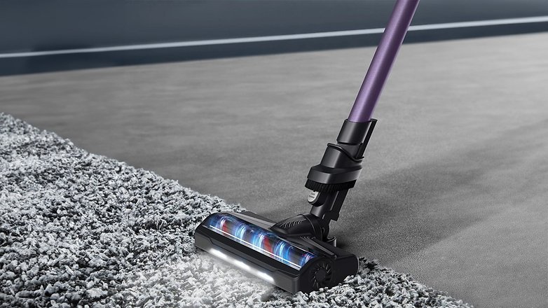 Ein Rowenta RH6A39 X-Pert 7.60 Akkusauger auf einem Teppich. Ein Rowenta RH6A39 X-Pert 7.60 Akkusauger auf einem Teppich.