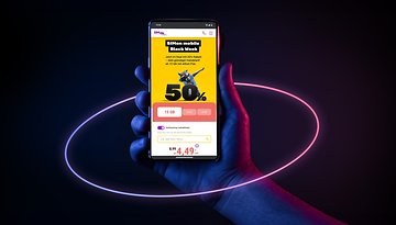 Eine Hand hält ein Smartphone, das ein 50-%-Angebot für SIMon Mobile Black Week mit 15 GB Tarif zeigt.