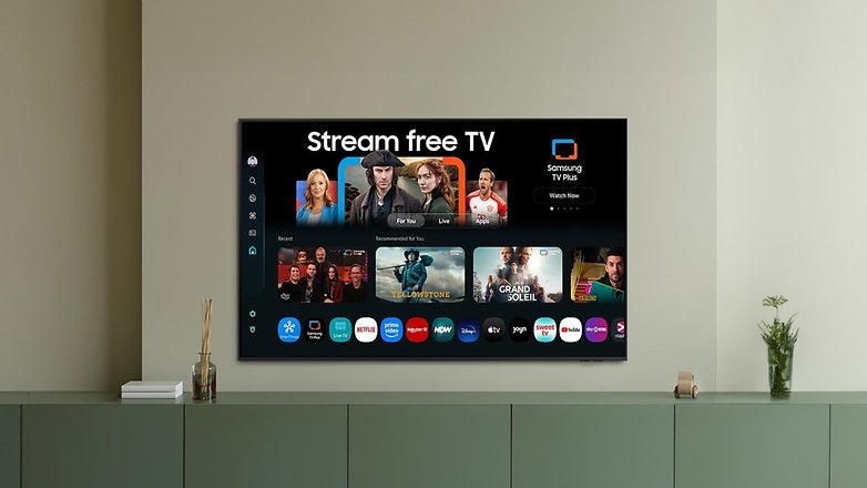 Samsung Smart TV zeigt Streaming-Optionen an einer Wand. Samsung Smart TV zeigt Streaming-Optionen an einer Wand.