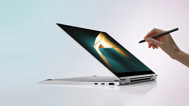 Ein Samsung Galaxy Book 4 360 mit einer Hand, die einen Stylus auf dem Touchscreen verwendet.