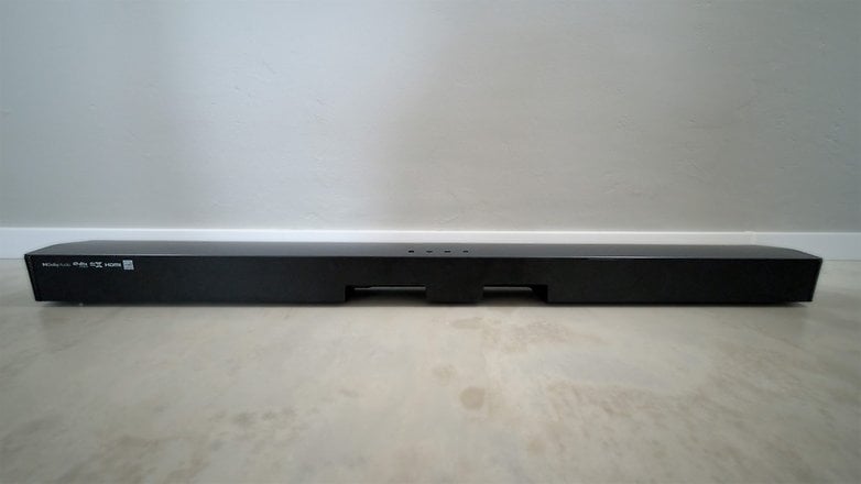 Schwarze Samsung HW-B540 Soundbar auf einem hellen Boden vor einer schlichten Wand.