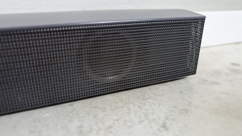 Samsung HW-B540 Soundbar auf einer Betonoberfläche.