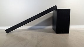 Eine Samsung HW-B540 Soundbar, die schräg neben ihrem Subwoofer auf einer hellen Oberfläche steht.