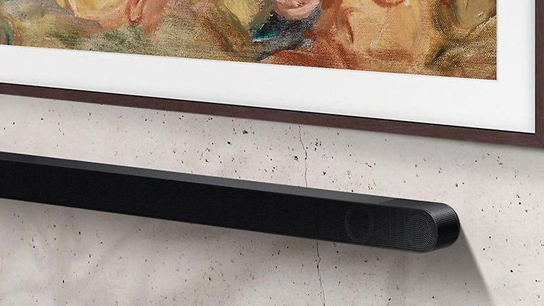 Eine Samsung HW-S810GD Soundbar, die an einer Wand unter einem gerahmten Kunstwerk montiert ist.