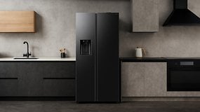 Ein eleganter schwarzer Samsung-Kühlschrank in einer modernen Küchenumgebung.