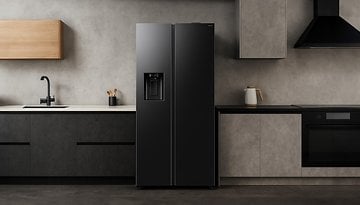 Ein eleganter schwarzer Samsung-Kühlschrank in einer modernen Küchenumgebung.