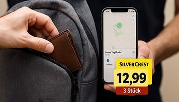 Eine Hand, die eine Brieftasche aus einem grauen Rucksack holt, mit einem Telefon, das eine Karte mit 'Smart Tag Finder' anzeigt.