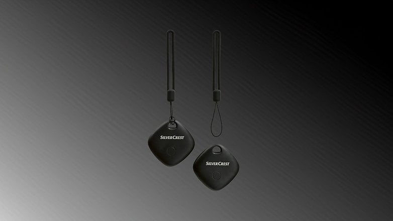 Zwei SilverCrest Smart-Tag-Finder auf einem Verlaufshintergrund. Zwei SilverCrest Smart-Tag-Finder auf einem Verlaufshintergrund.