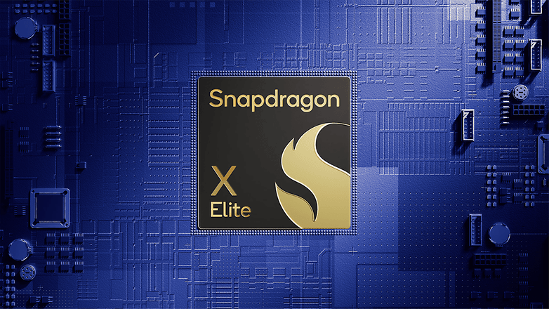 Ein Snapdragon X Elite Prozessor auf einer blauen Leiterplatte.