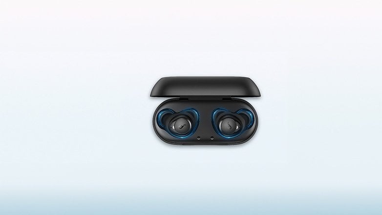 Kabellose In-Ear-Kopfhörer in einem Ladeetui mit modernem Design. Kabellose In-Ear-Kopfhörer in einem Ladeetui mit modernem Design.