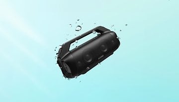 Ein schwarzer Anker Soundcore Motion Boom Plus Bluetooth-Lautsprecher, der im Wasser schwimmt.