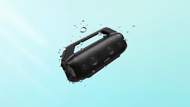 Ein schwarzer Anker Soundcore Motion Boom Plus Bluetooth-Lautsprecher, der im Wasser schwimmt. Ein schwarzer Anker Soundcore Motion Boom Plus Bluetooth-Lautsprecher, der im Wasser schwimmt.