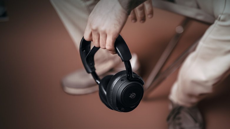 Eine Person hält ein SteelSeries Arctis Nova Elite Gaming-Headset.